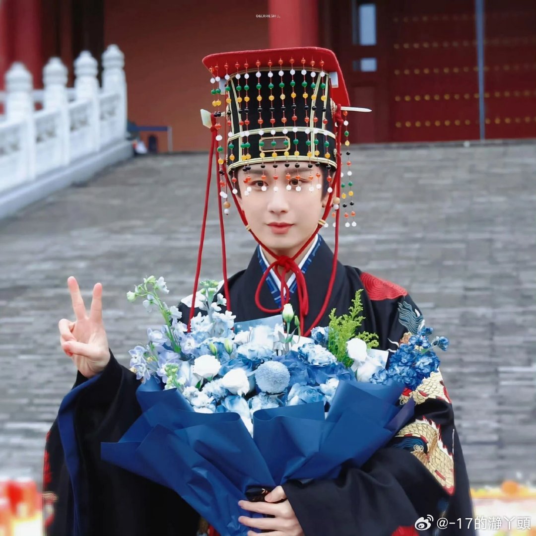 成毅颁奖台上九十度鞠躬的谦卑，是比任何奖杯都闪耀的人格光芒。