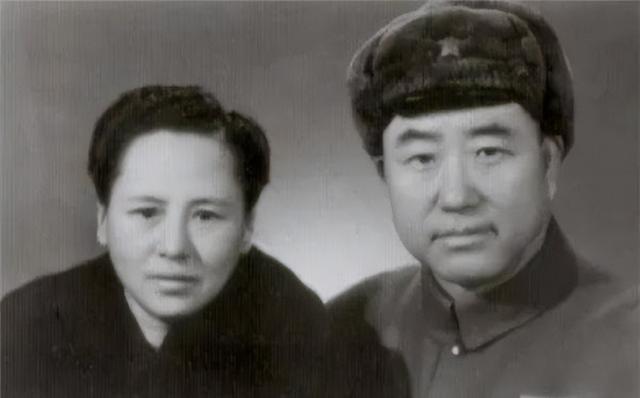 1950年11月，36军军长刘万春接到通知到北京参加会议，可是刚下车，就看到几名