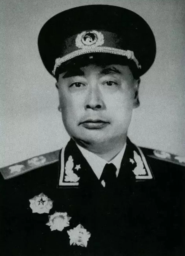 1937年，陈毅被叛徒诱骗下山，途中他觉得口渴，于是拐到一农户家里喝水，却因为农