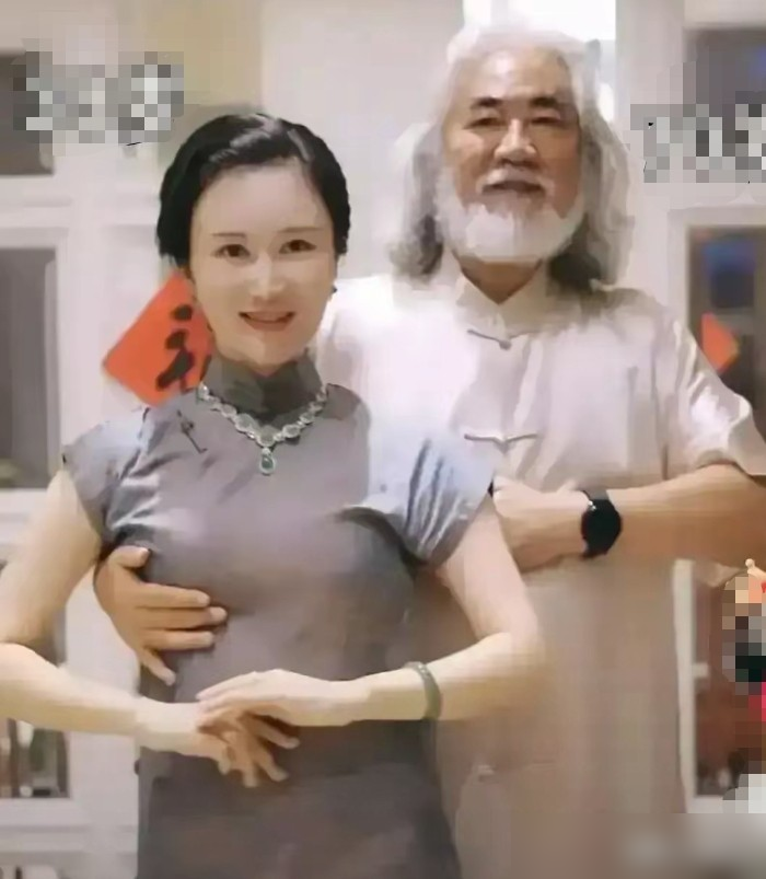 张纪中搂腰被骂上热搜，杜星霖直接开撕了。直播间里弹幕刷屏，说这老夫少妻没爱情，就是作秀。杜星霖当场回