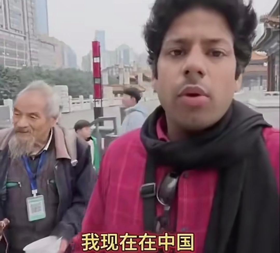 一个印度博主兴致勃勃的跑来重庆，他不拍解放碑、不拍洪崖洞，偏偏只盯着那些破屋和街
