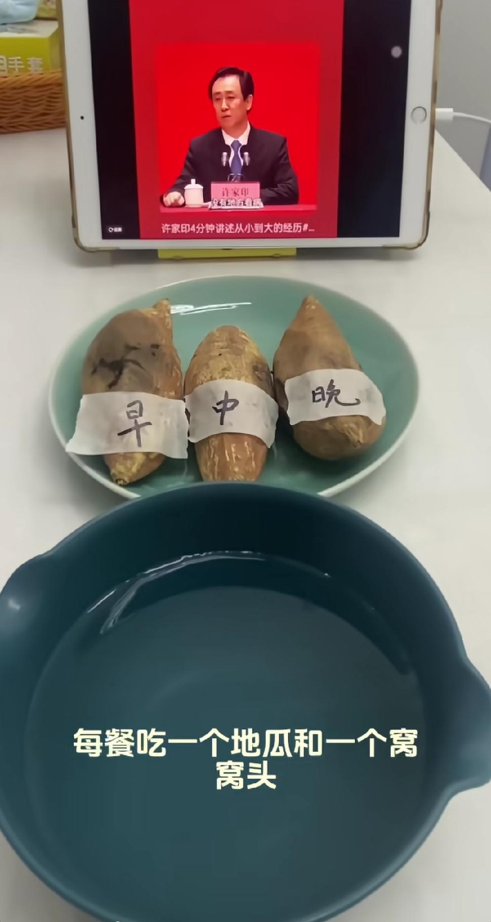 如今网上流传着大量嘲讽老许的段子，可许家印从来不是一个笑话，而是一出彻头彻尾的悲
