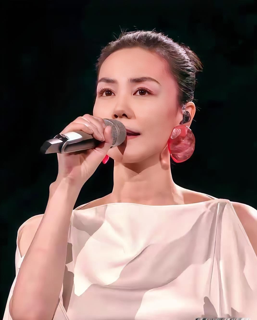 王菲的春晚眉，被全网骂成了“鱼钩”。一半人冲上来说她老了，另一半人却沉默地竖起