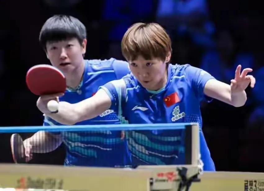 国乒教练组让孙颖莎/王曼昱重新配女双，让马琳重新带莎莎，女队团结和谐了，之前乒