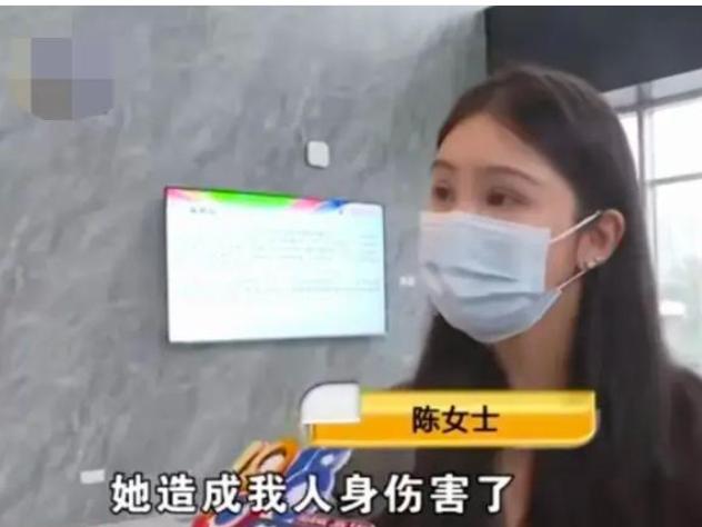 2024年，东航一名空姐和乘务长，因手机围裙没放好，在大巴上互殴。空姐被扣60分