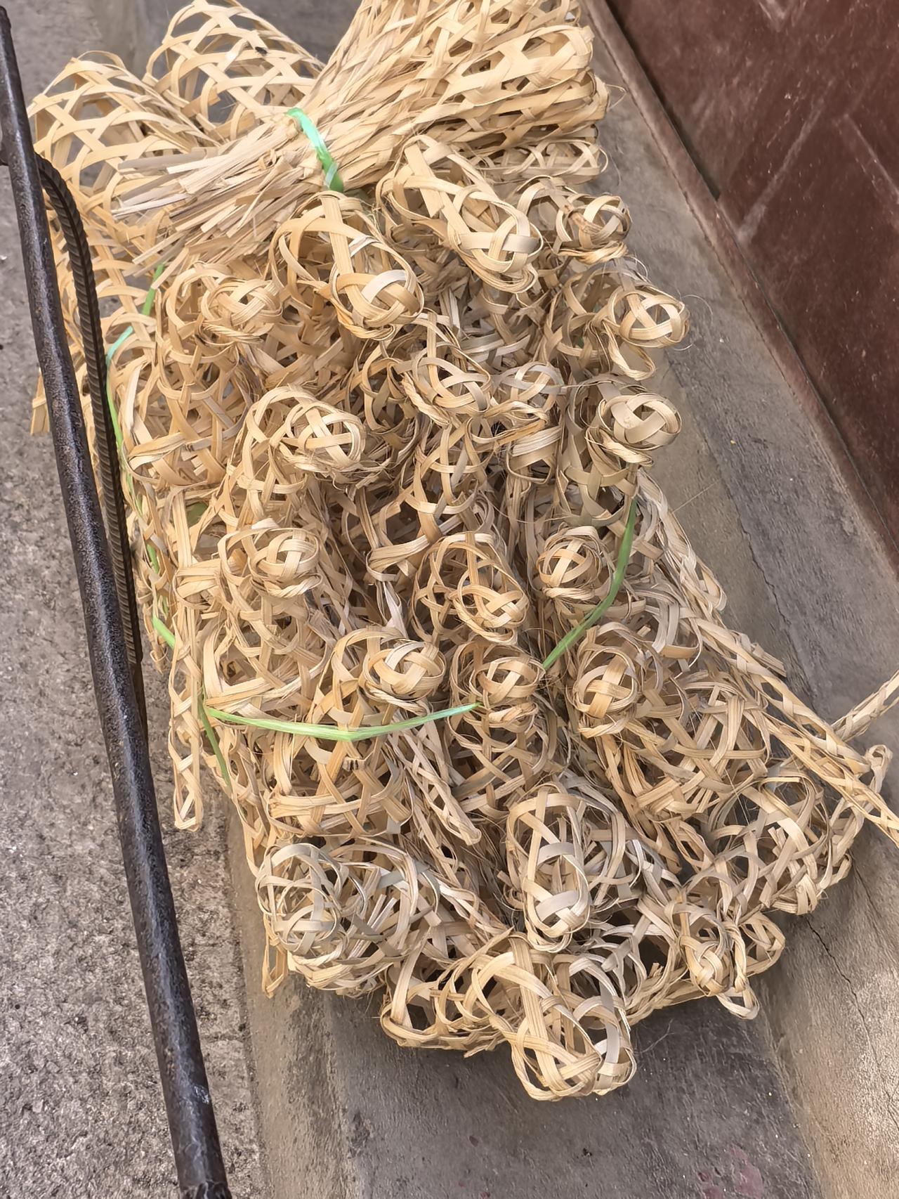 原来后面的这个竹制工艺品是前面的这些经达匠人们的劳作而成，这些做来有什么用呢！是