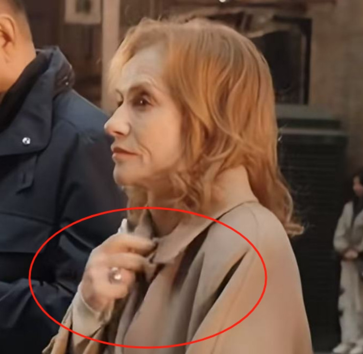 71岁的法国影后<em>伊莎贝尔</em>•<em>于佩尔</em>，这位多次斩获戛纳、威尼斯电影节奖项的殿堂级演员