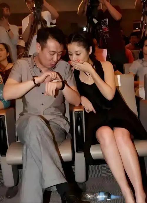 这是2010年于和伟在上海的一场活动中和一个女明星的合影，图片中的他正在给旁边的