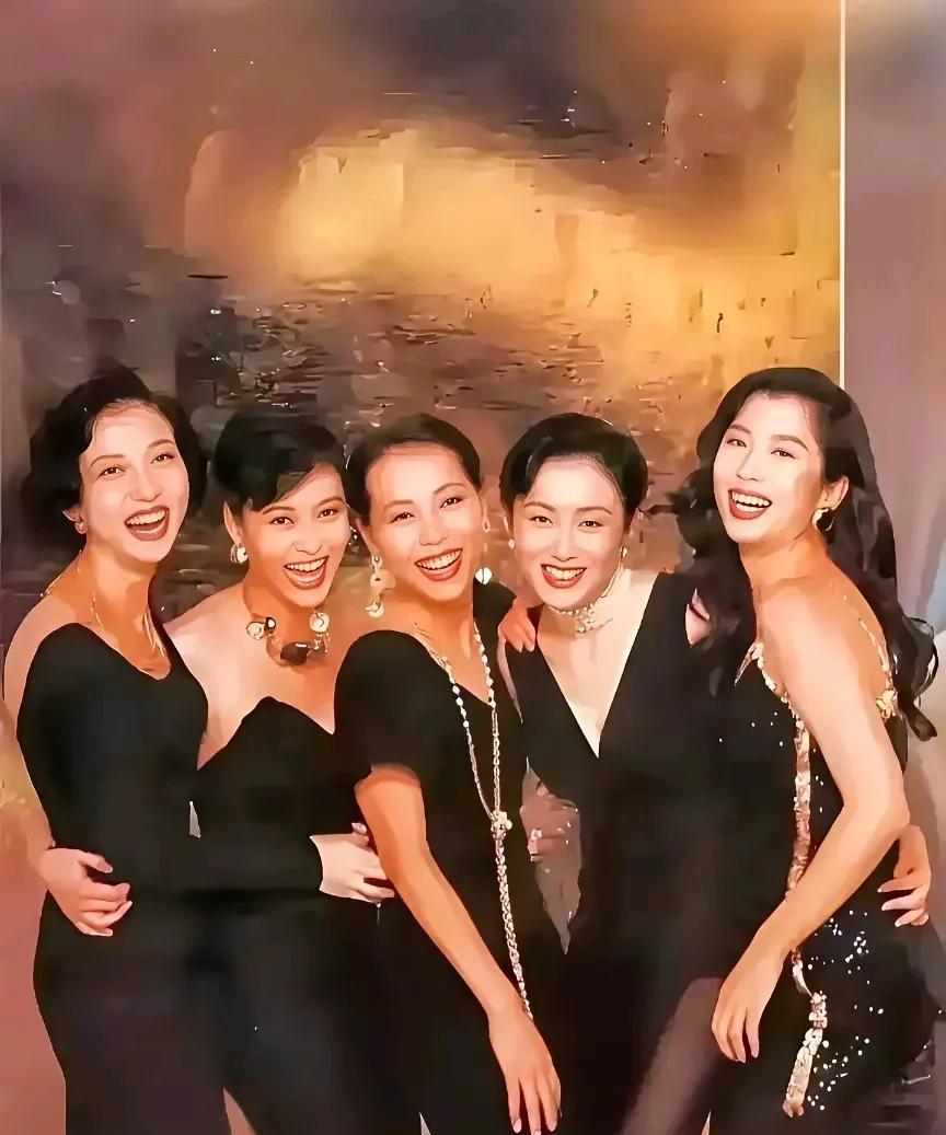 以前的香港明星都穿着黑色礼服，大家哈哈大笑涂着深红色口红，好自信好大方牙齿都好