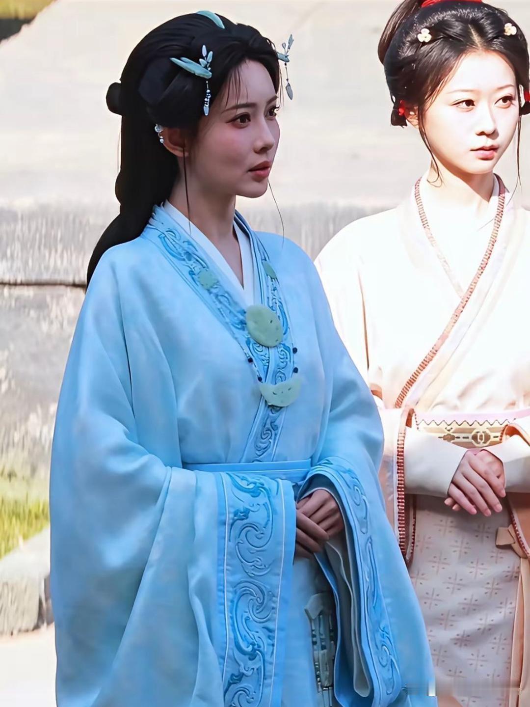 孟子义旁边的小宫女，是不是美人心计里的小张嫣啊？咋这么像呢…​​​