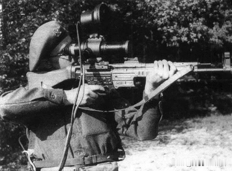 英军士兵体验加装了红外瞄准镜的的国stg44突击步枪stg44突击步枪是现代