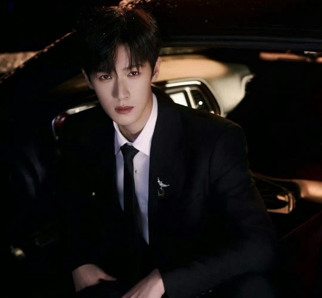 男明星星光大赏造型男艺人的造型本身就是没什么看点的，都比较千篇一律，只有檀健次的