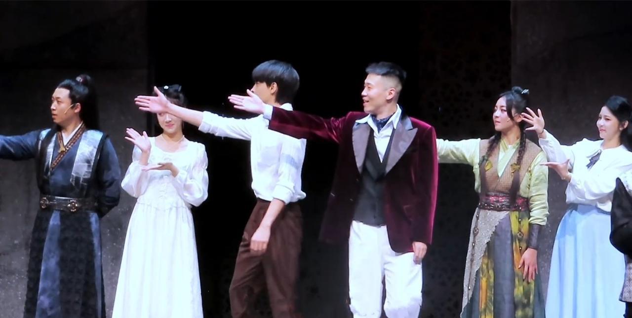 秦霄贤、杨九郎太能作妖了！《卿卿误我》在南昌演出，返场时，主持人喊话，有请我们的