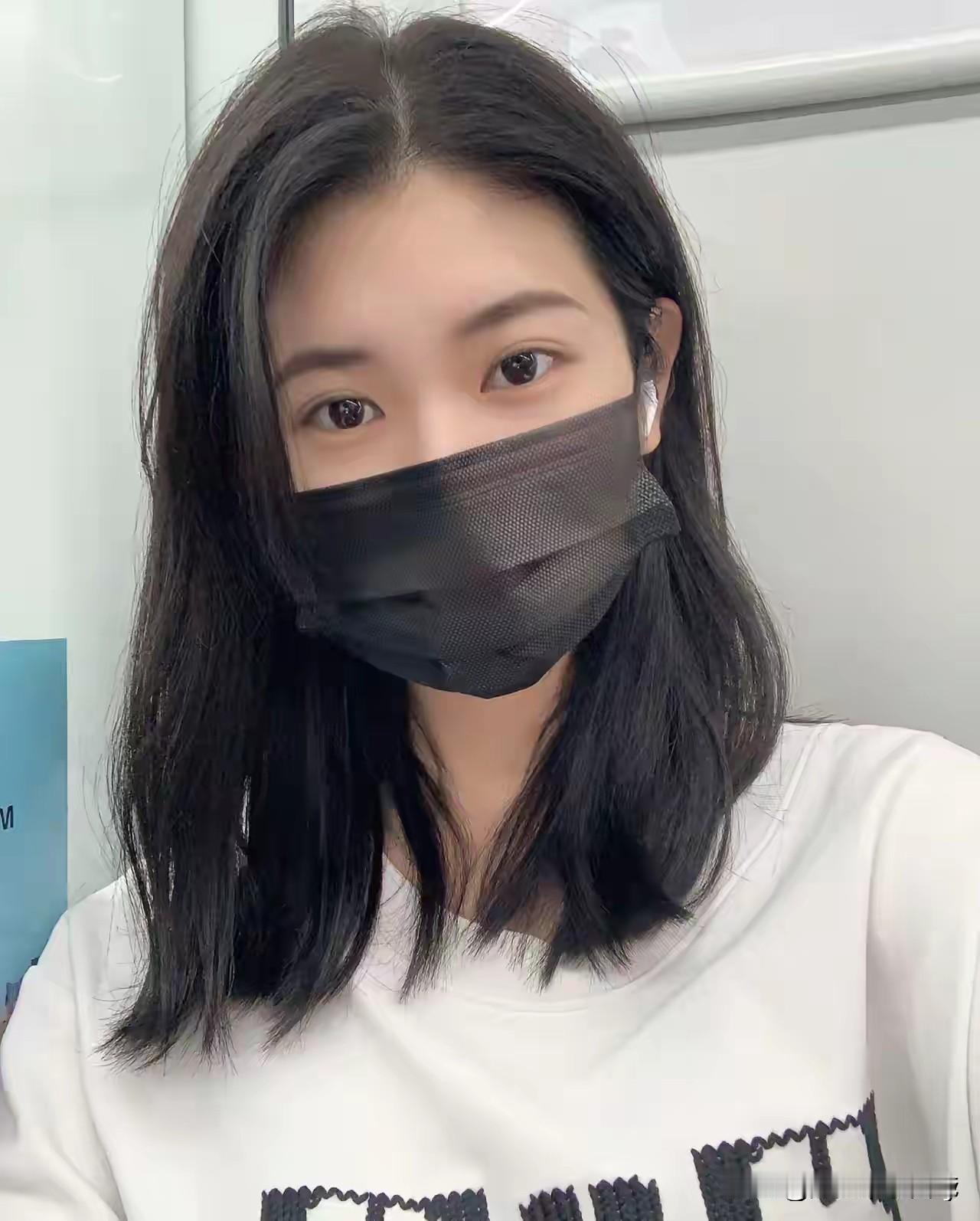 即便是戴着口罩，也遮挡不住你的美丽。你能不能从美女的眼睛里看到什么惊喜或者是惊吓