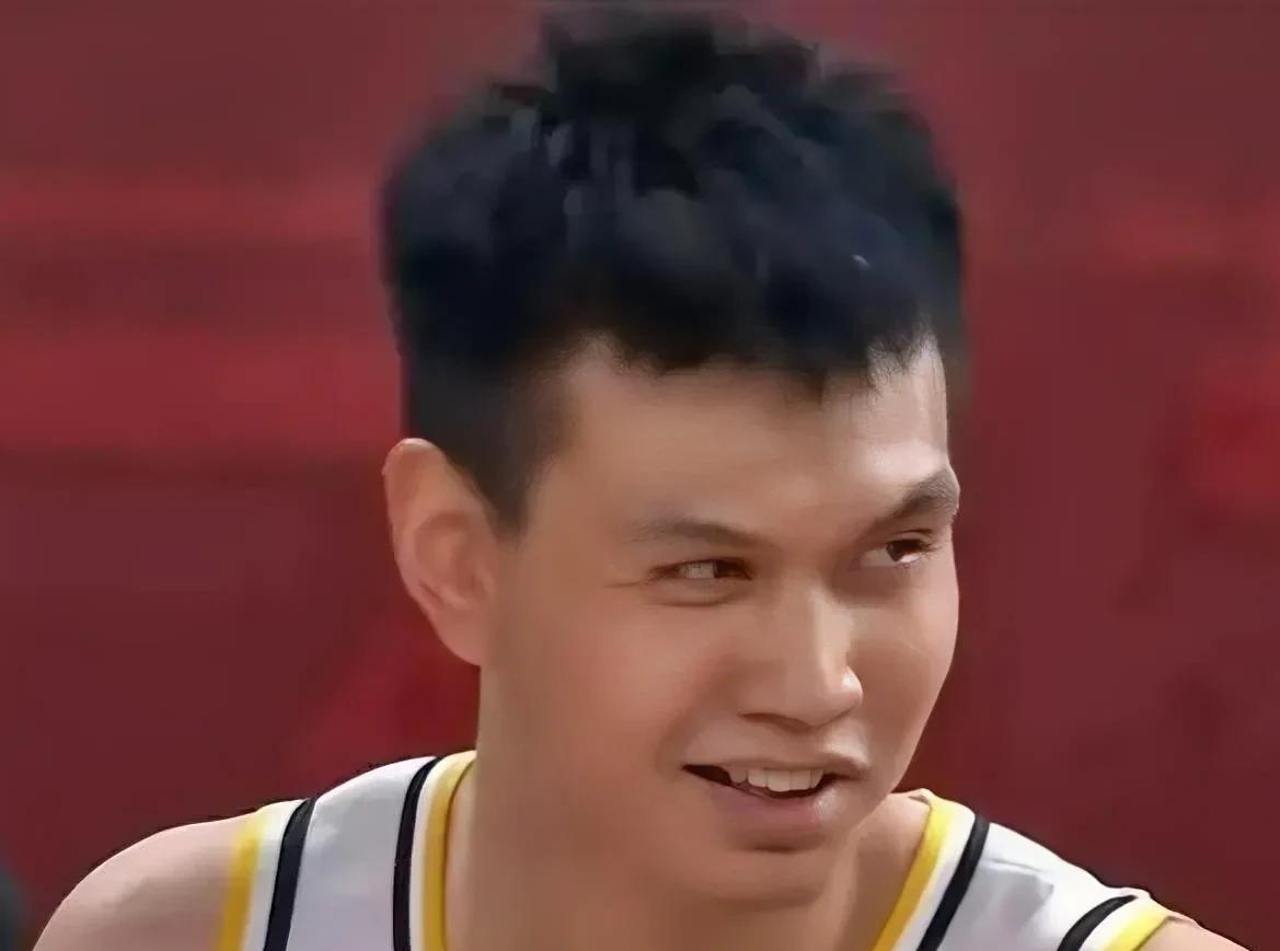 浙江广厦老将许钟豪这次证明自己的机会来了！据媒体人披露，浙江广厦队防守悍将，中