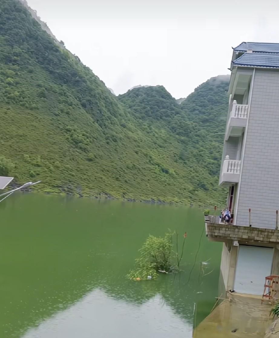 自建房怎么建在这个位置，像在水库边上，房子的地基层都被水泡着。在南方住在这样的
