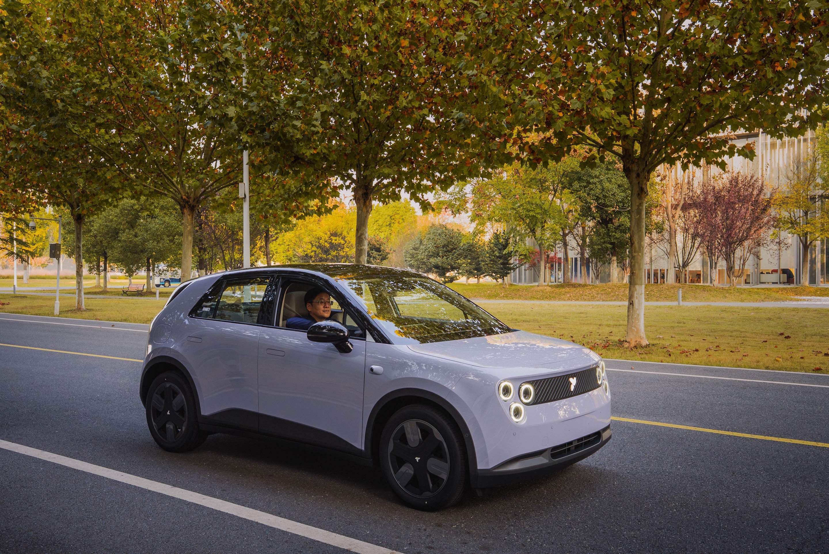 前两天，还在说蔚来出海可以动作再快点。这不萤火虫就有出海的新消息了，右舵车型正式