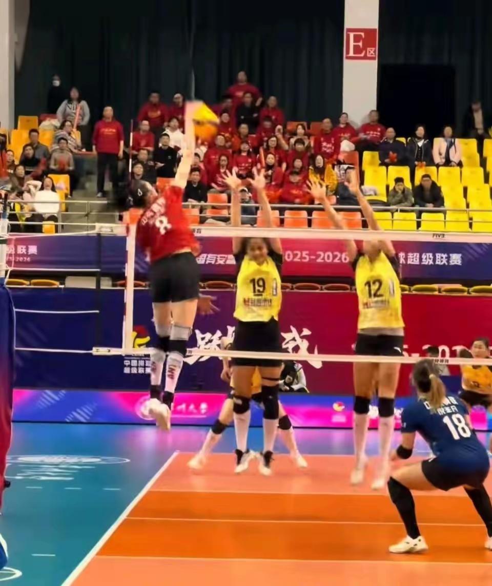 不知道你认真看过比赛没有，说吴梦洁弓着背扣球点低？但凡传4号位定点强攻球，张籽