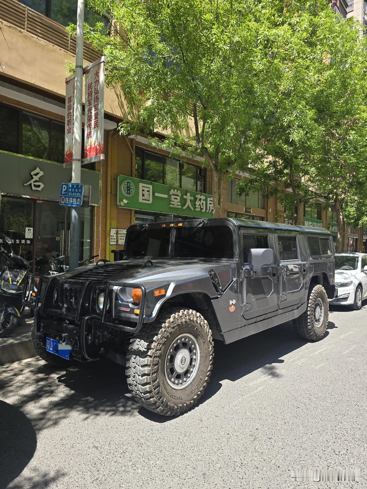 河北农村看见一辆大悍马H1中国太富裕了，大农村看见劳斯莱斯宾利不稀奇，竟然看