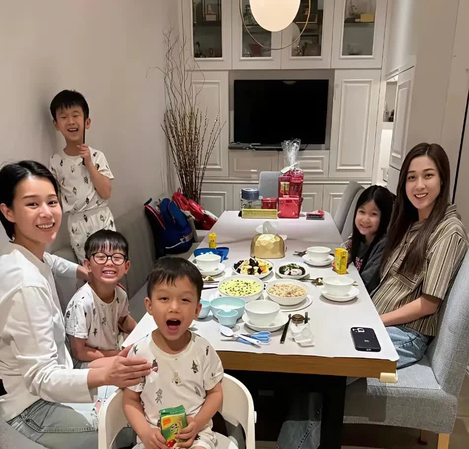 香港视后挤爆客厅连张圆桌都摆不下！胡杏儿把沙发推到墙角，才塞下钟
