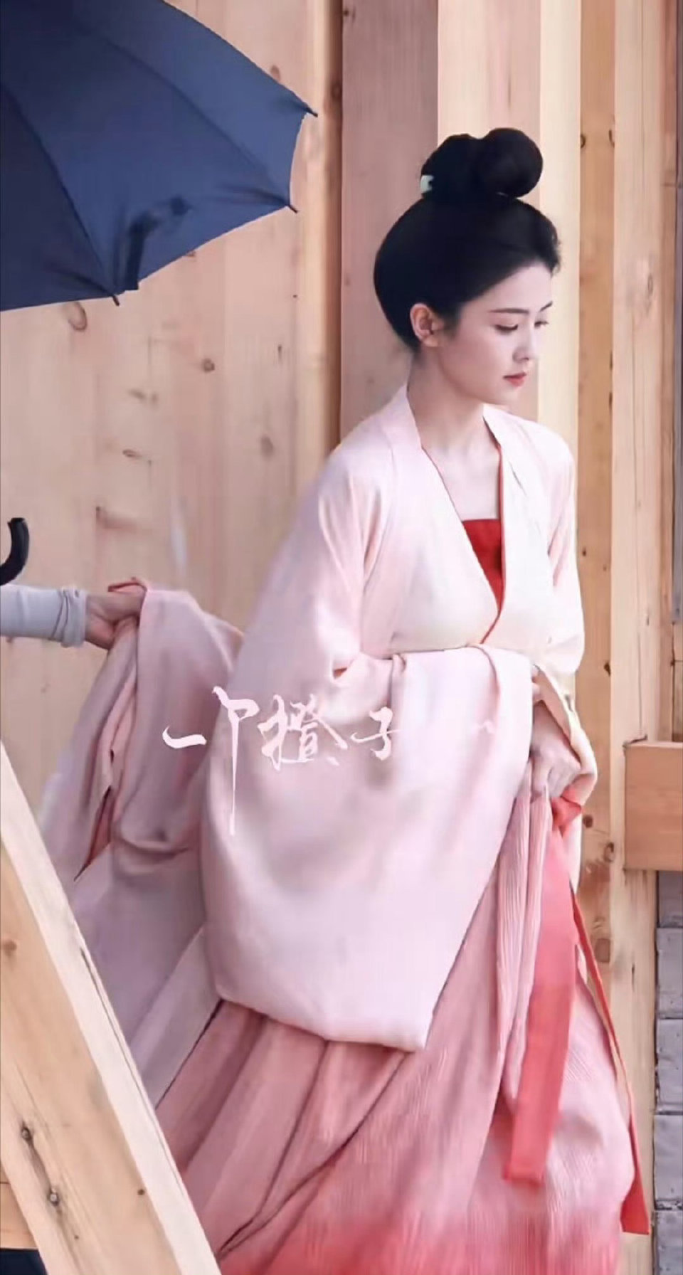 白鹿莫离第一套妆造，素净风，还挺好看。裙子内衬是我喜欢的布料，掺了一点真丝布料！