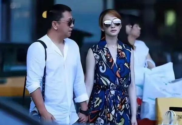 李小冉婚变原因李小冉徐佳宁结婚11年两人婚后多年相处融洽，一直互相包容迁就，事业