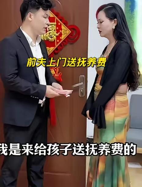 一对夫妻离婚三年了，男方上门给女儿送抚养费。送完钱刚要走，前妻就突然跪下求复婚，