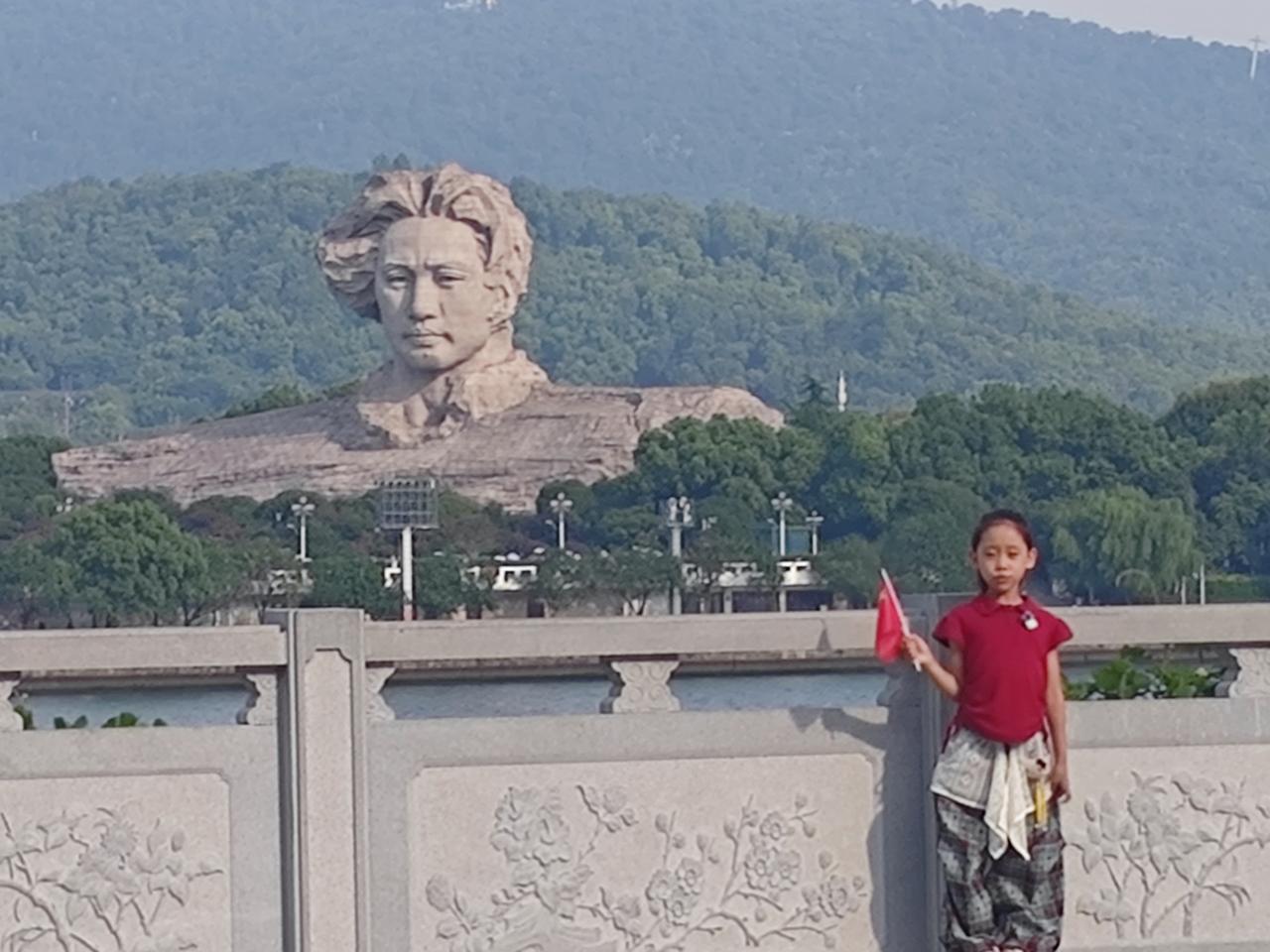 全国所有退休中小学老师里，真正评上副高的，只有两到三成。绝大多数，一辈子没有跨过