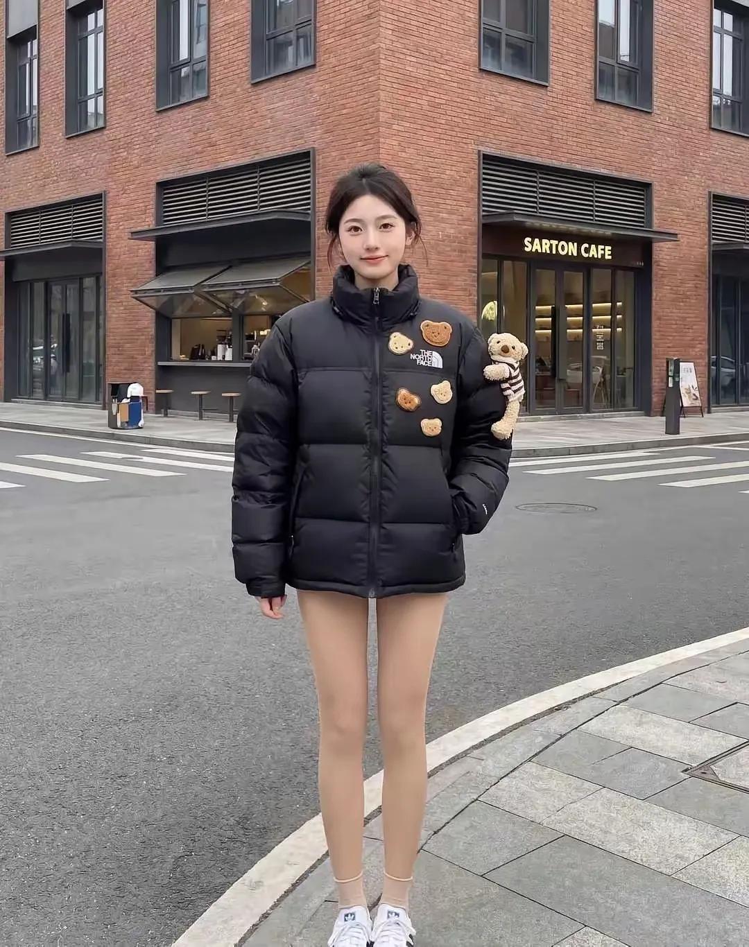 好看的女生下半身都是不怕冷的，很多女人的名字叫:半夏！上半身过冬天，下半身