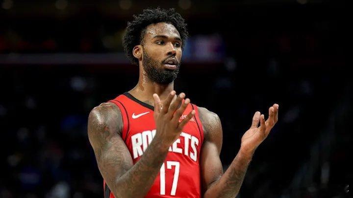 塔里·伊森在火箭队前两场比赛中的表现场均25分钟3.5分5.5个