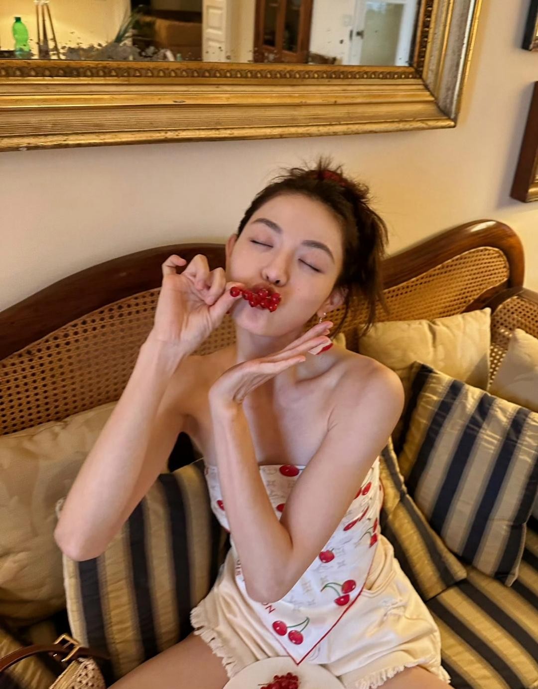 钟楚曦是会摆拍的，但最后一个摆拍着实有点难度！
