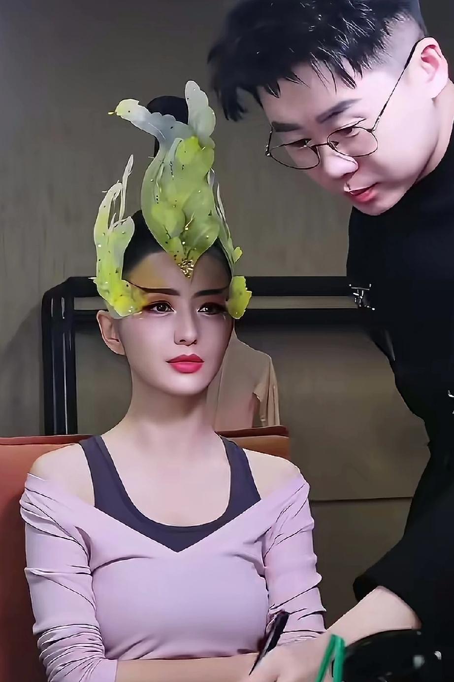 化妆间里的佟丽娅，在杨丽萍的御用化妆师的精心化妆下，美到发光美到极致。佟丽娅的美