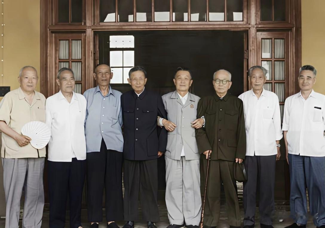 1978，武汉旧影，杜聿明与七位袍泽故人的晚年相聚。镜头下，八位老者整齐并排站立