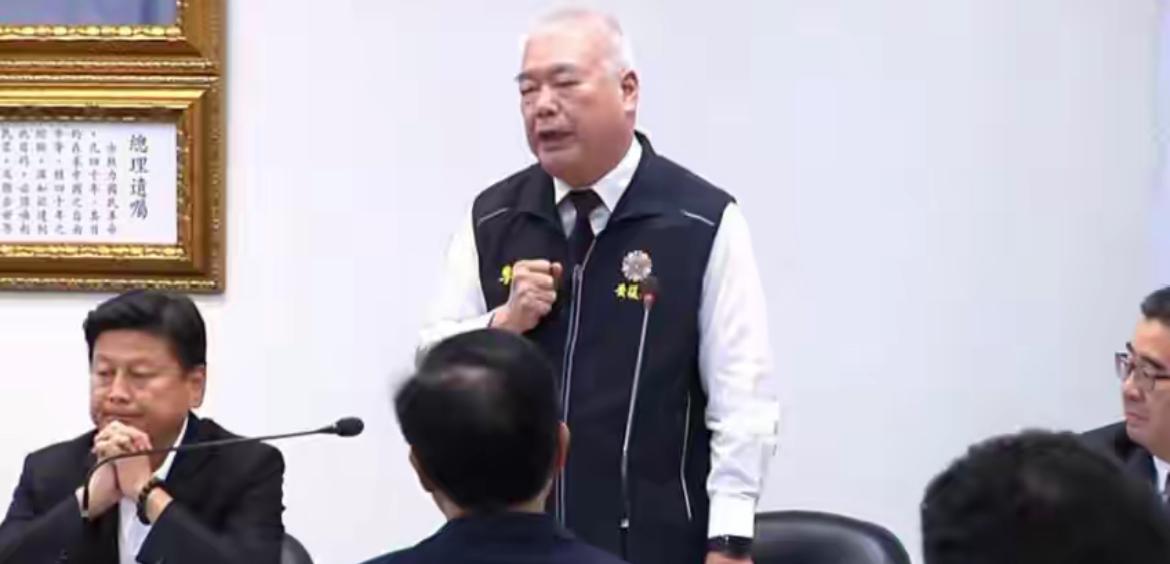 韩国瑜不听指挥，背刺郑丽文，配合“台独”军购，大陆一锤定音首先必须严肃纠正几