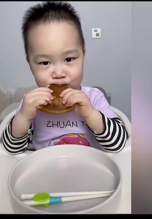 现在有很多"啃小族"，啃的是孩子的未来。比方说吃播"米乐"的父母，跟姐夫亲热无比