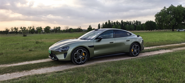 抢到Yu7想卖掉创始版的SU7MAX已经跑了2.4万公里，没出过险，也没有磕碰