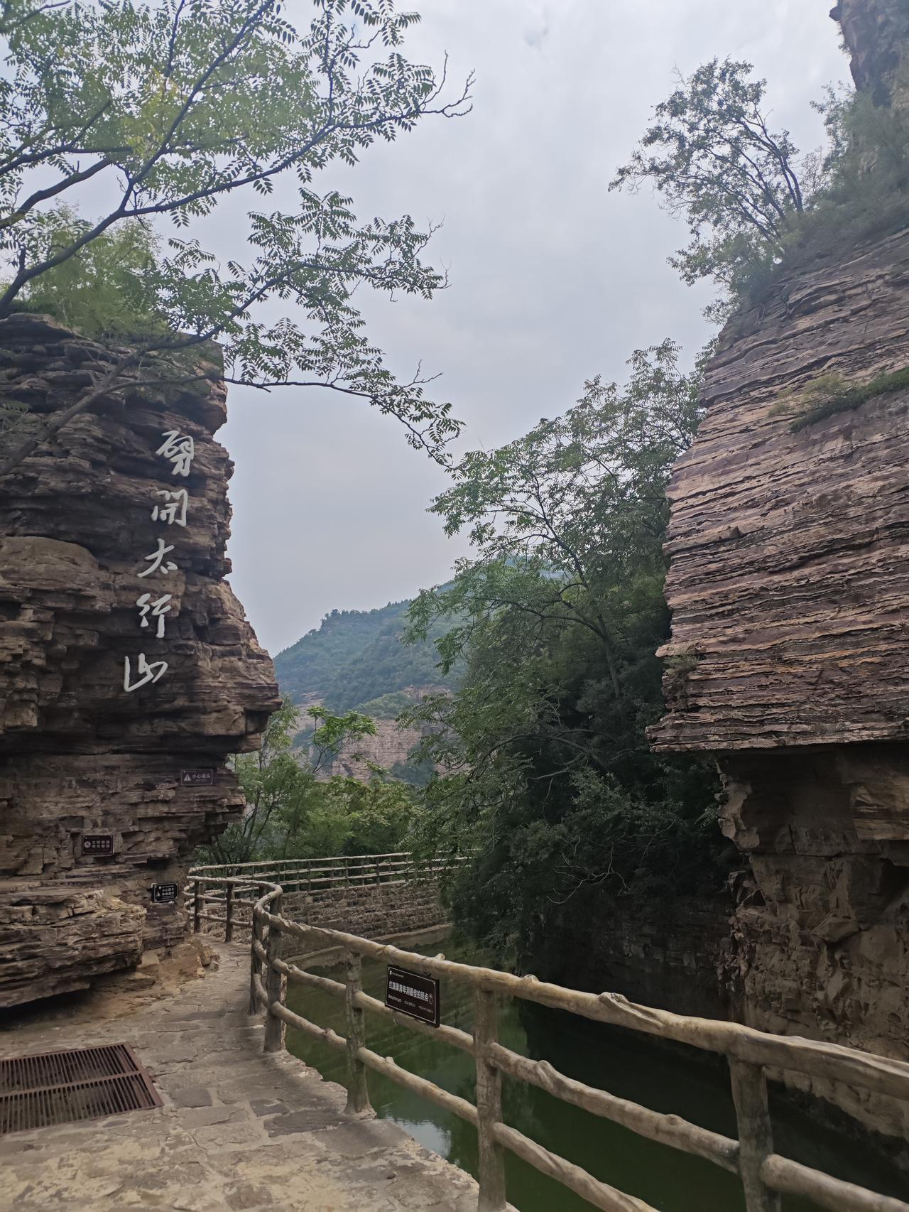 再识太行山离开大寨，下一个目的地是红旗渠，尽管走的是高速，依然在太行山中穿行