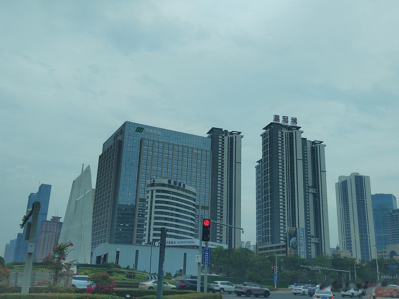 从这个角度看，湛江市经开区的城建还有现代城市的风貌。但是从整体来看，湛江市经开区