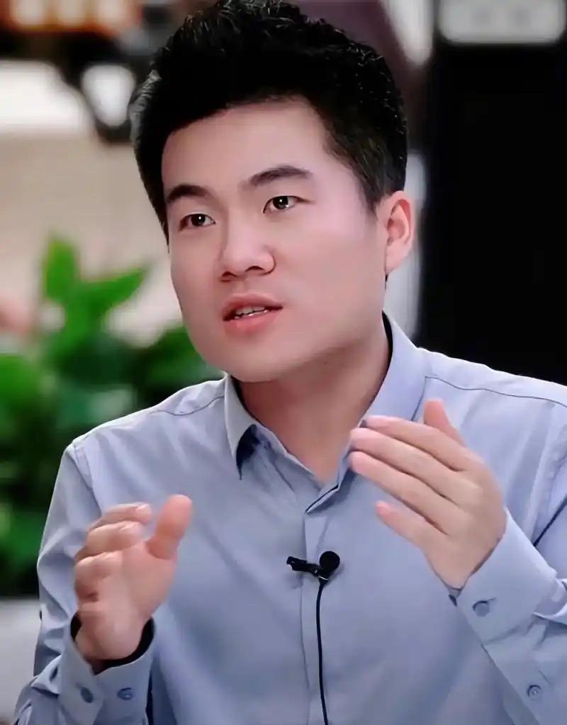 为什么要读书？董宇辉说：“一个装粪的桶，叫粪桶，大家都躲着它；一个装水的桶叫水桶