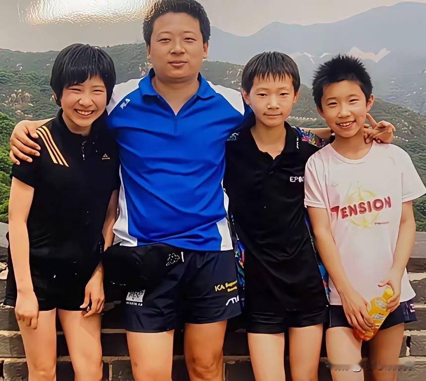 王曼昱教练和曼昱一起领奖真的很暖心背后的教练能和曼昱一起领奖。一日为师