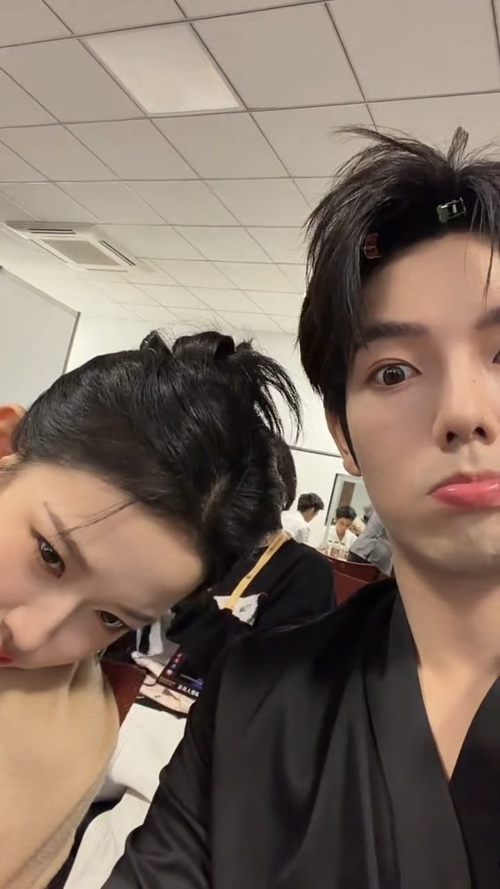 星辰大海伟大韩雨彤第一次在公众场合公开承认和曾辉的情侣关系（即使粉丝都知道是真的