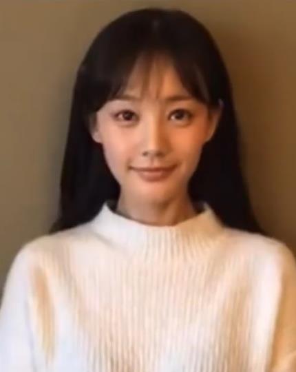 素人时期的李一桐网友扒出素人时期的笑眼女神李一桐的美照，姐姐的颜值太抗打，素人