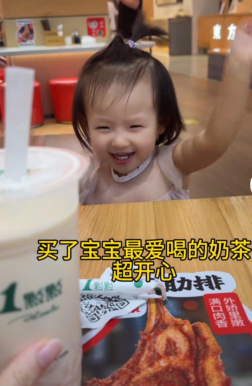 今晚，黄一鸣又带着闪闪出去品尝美食了。闪闪可真是个暖心的小宝贝。虽然才两岁两个月