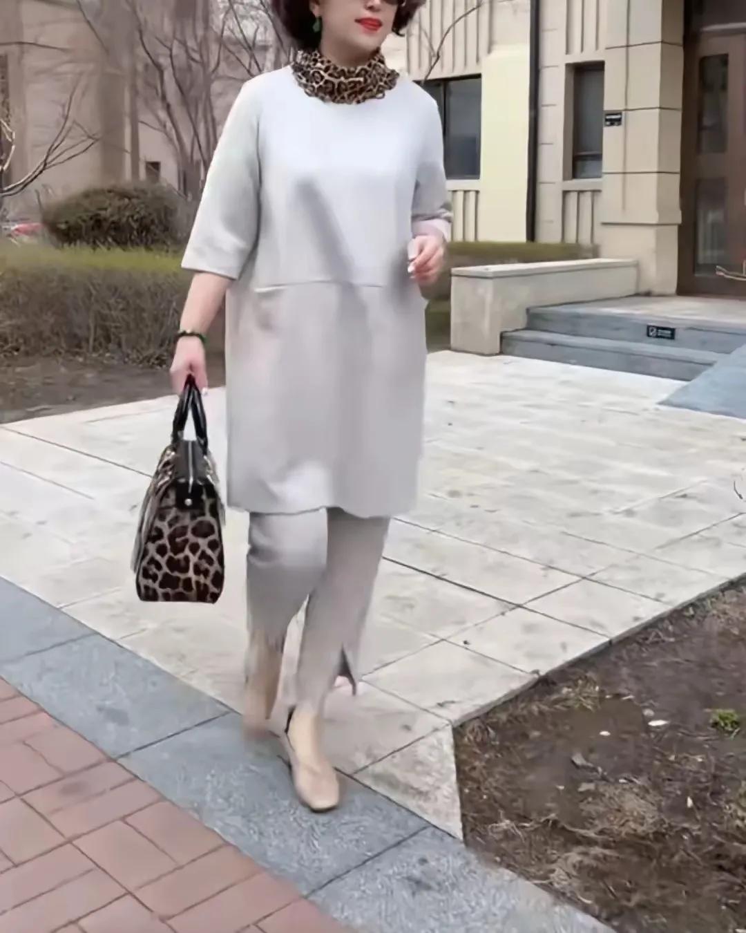 邻居阿姨真的太会穿了，而且打扮得体不庸俗，从来没看到穿过大红大绿的衣服，始终是素