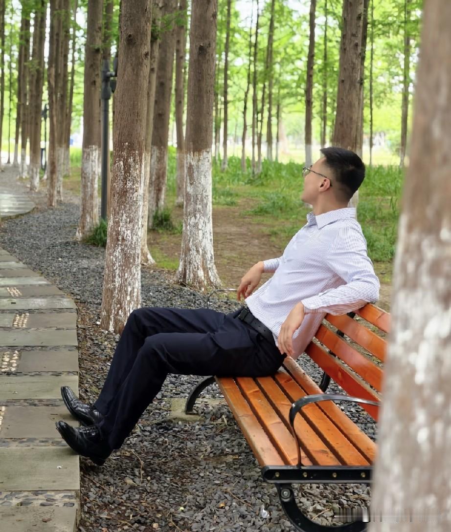 没人告诉你，但你一定要懂的人情世故一、聚餐时，不要当第一个吃菜的人聚餐人