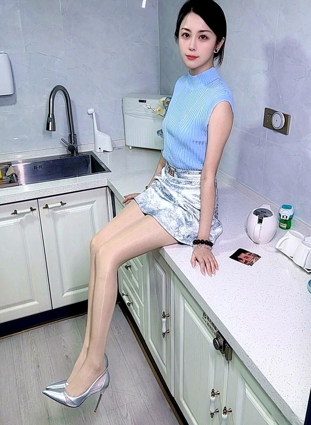 这事儿咋说呢。就一张“丝袜高跟鞋站厨房”的图，非得管这叫“无言的美丽”、“