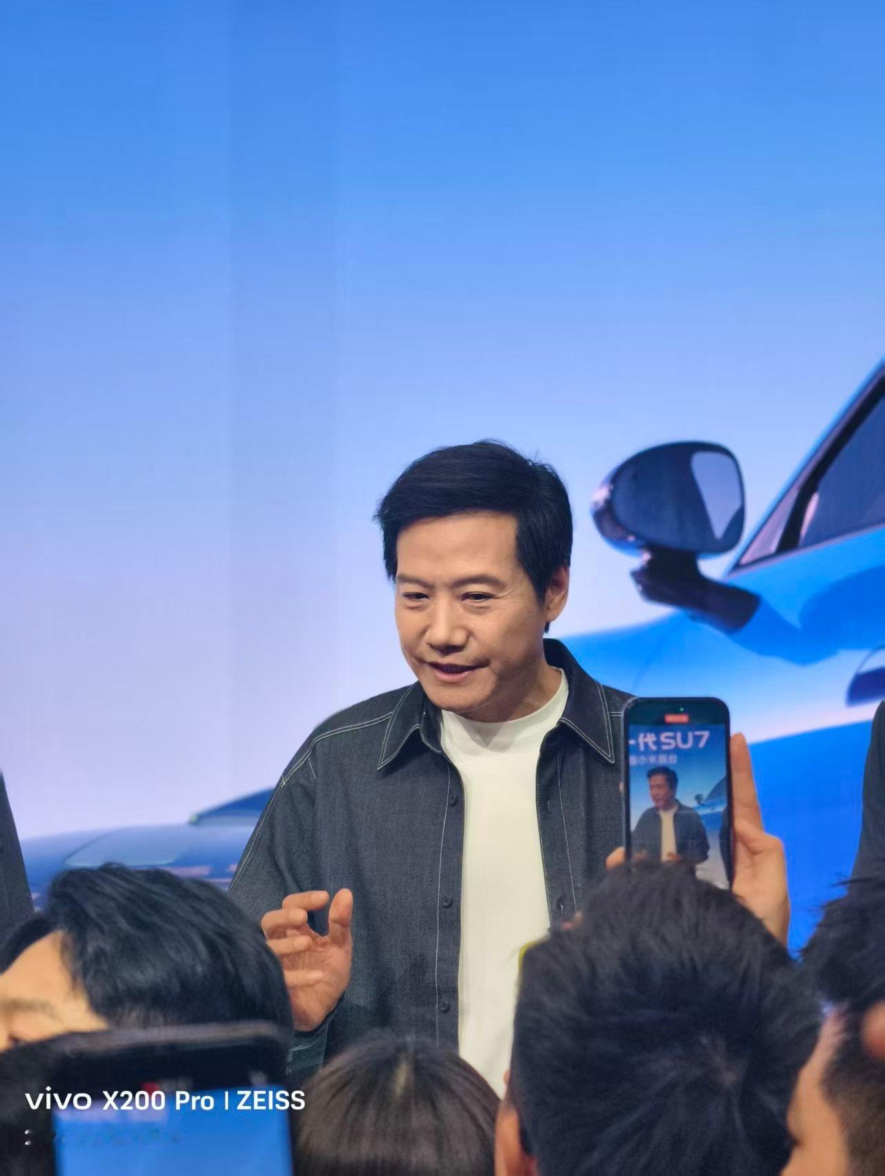 人还没到车展，已经看到不少雷军的照片在群里疯传了