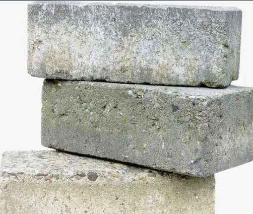 网上有一个报道，山东一个女人，因为家里装修房子，需要买砖头。她从哪里买的呢？你想