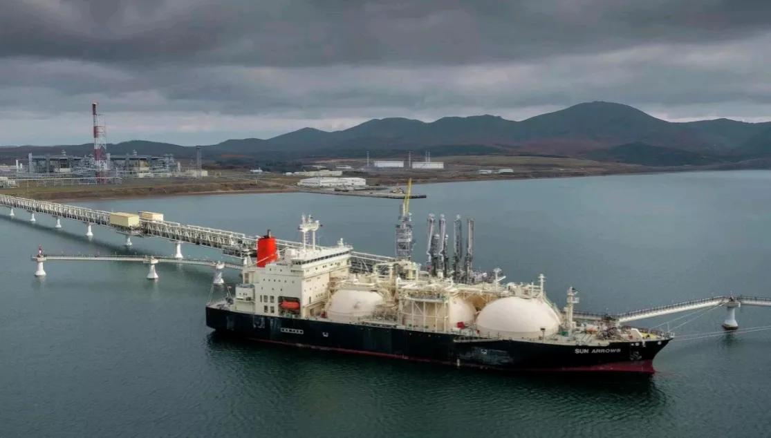 共同社报道，当地时间3日，日本政府证实，一艘属于三井株式会社的大型LNG运输船“