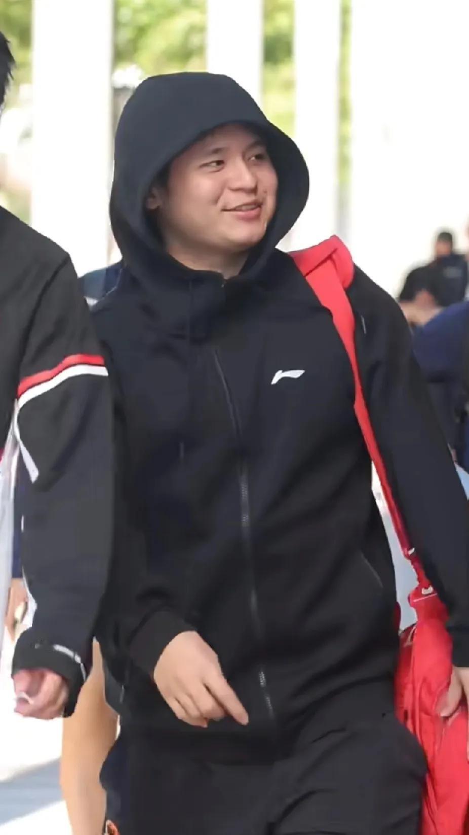 被林诗栋可爱到了谁懂啊！下训路透里的小石头@林诗栋也太可爱了吧～一身连帽